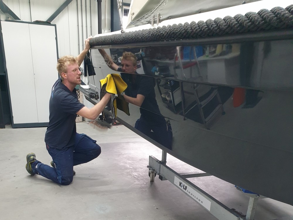 Schoonmaken, poetsen of polijsten van uw boot in Almere