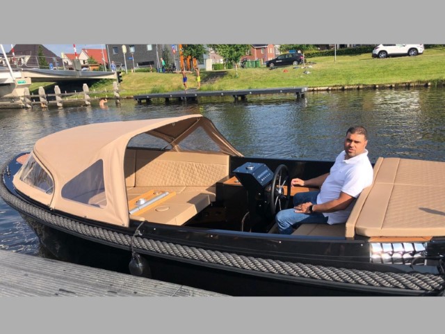 Corsiva 650 Tender in het zwart