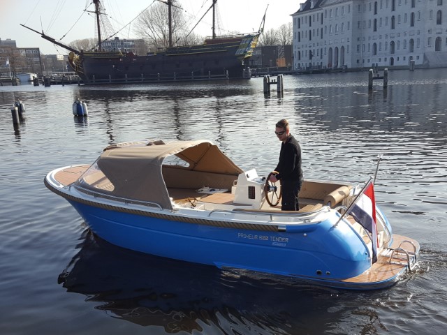 Primeur 600 Tender blauw in het water