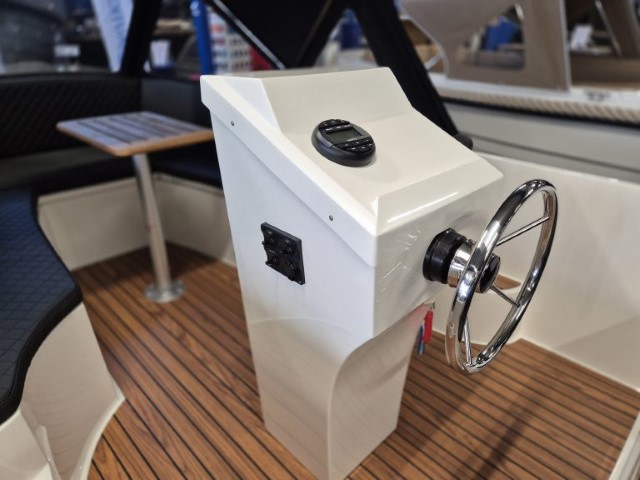 Nautica 490 console