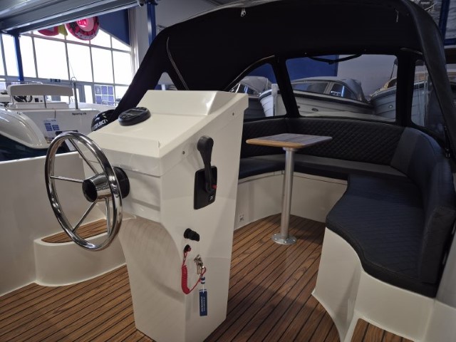 Nautica 490 console